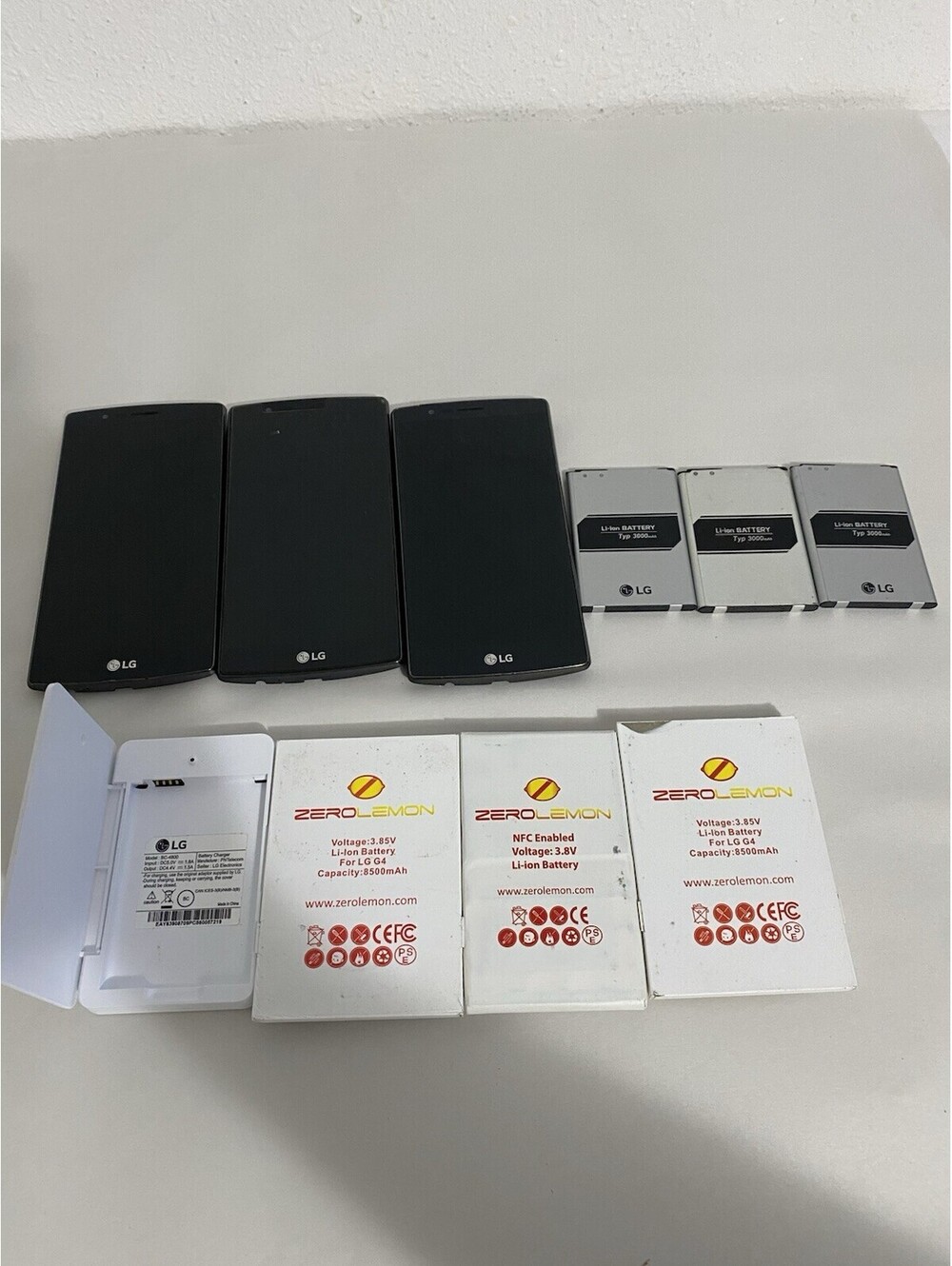 Lg H811 Lot Of 3 Phones ,6 Batteries ,2 V10 ,1 V20 , 1 Charger Untested